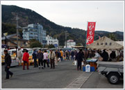 毎週日曜日の午前中、活魚・鮮魚・干物などの市が開かれます・奥するが湾日曜市